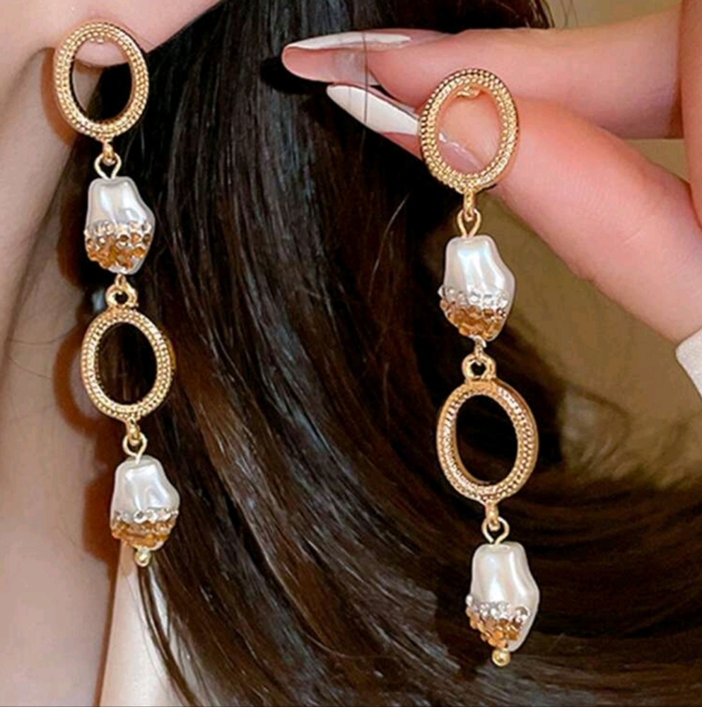 BRAND NEW ** Elegant Gold and Baroque Pearl Drop Earrings